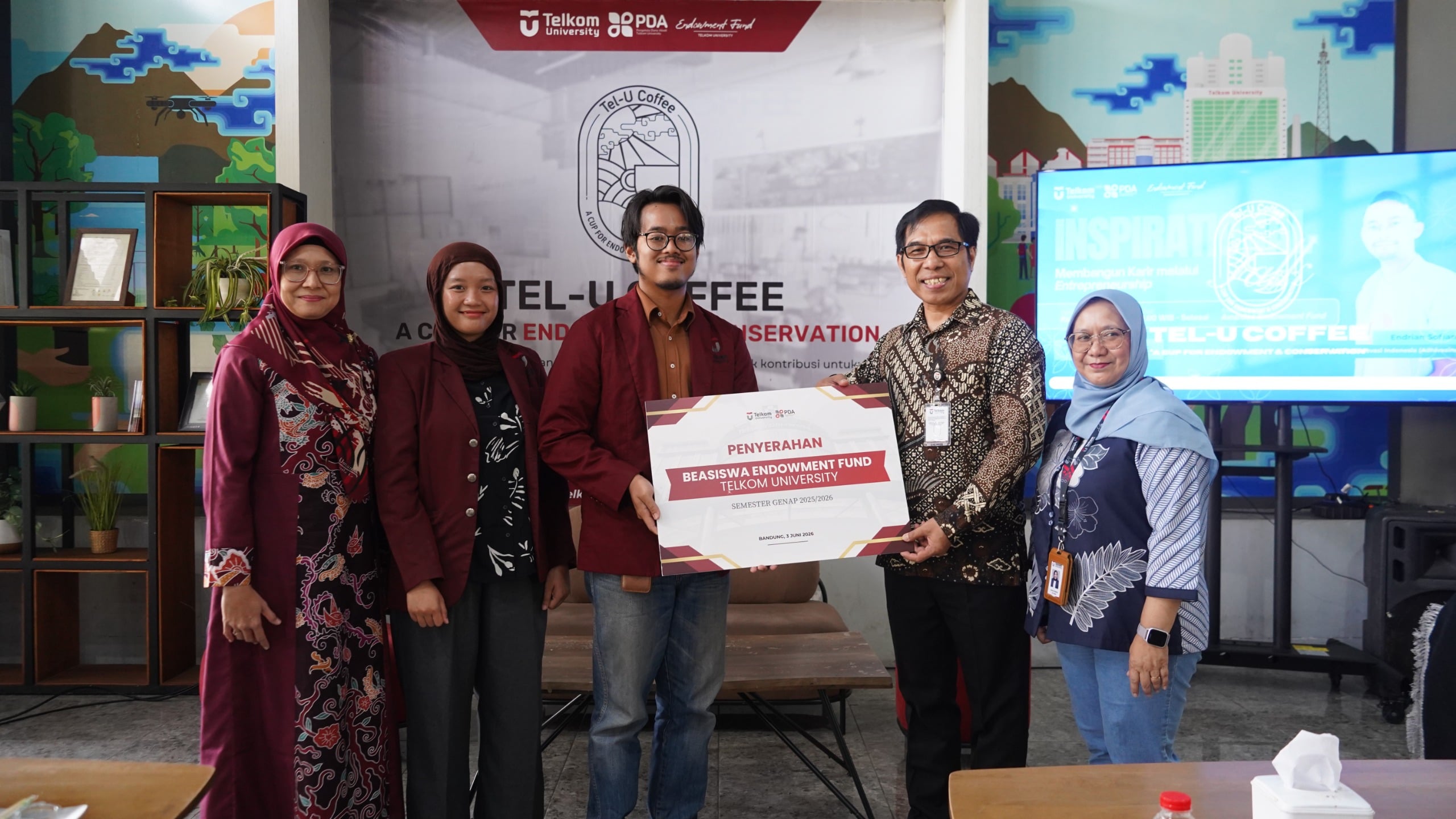 Penyerahan Beasiswa Manfaat Endowment Fund Semester Genap 2025/2026